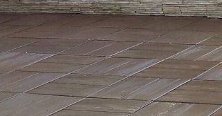 Бетонная брусчатка двора в Прохладном в октябре
