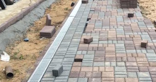 Профессиональная укладка плитки на улице в Прохладном в октябре