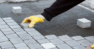 Монтаж тротуарной плитки на даче в Прохладном в октябре