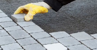 Укладка брусчатки в Прохладном - цена от 867 руб. за м2 | ТротуарнаяПлитка