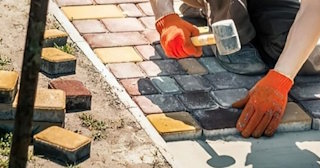 Укладка брусчатки «старый город» три цвета в Прохладном в октябре